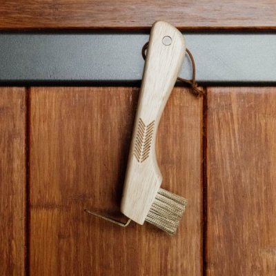 Hoof Pick With Metal Bristle Magnet