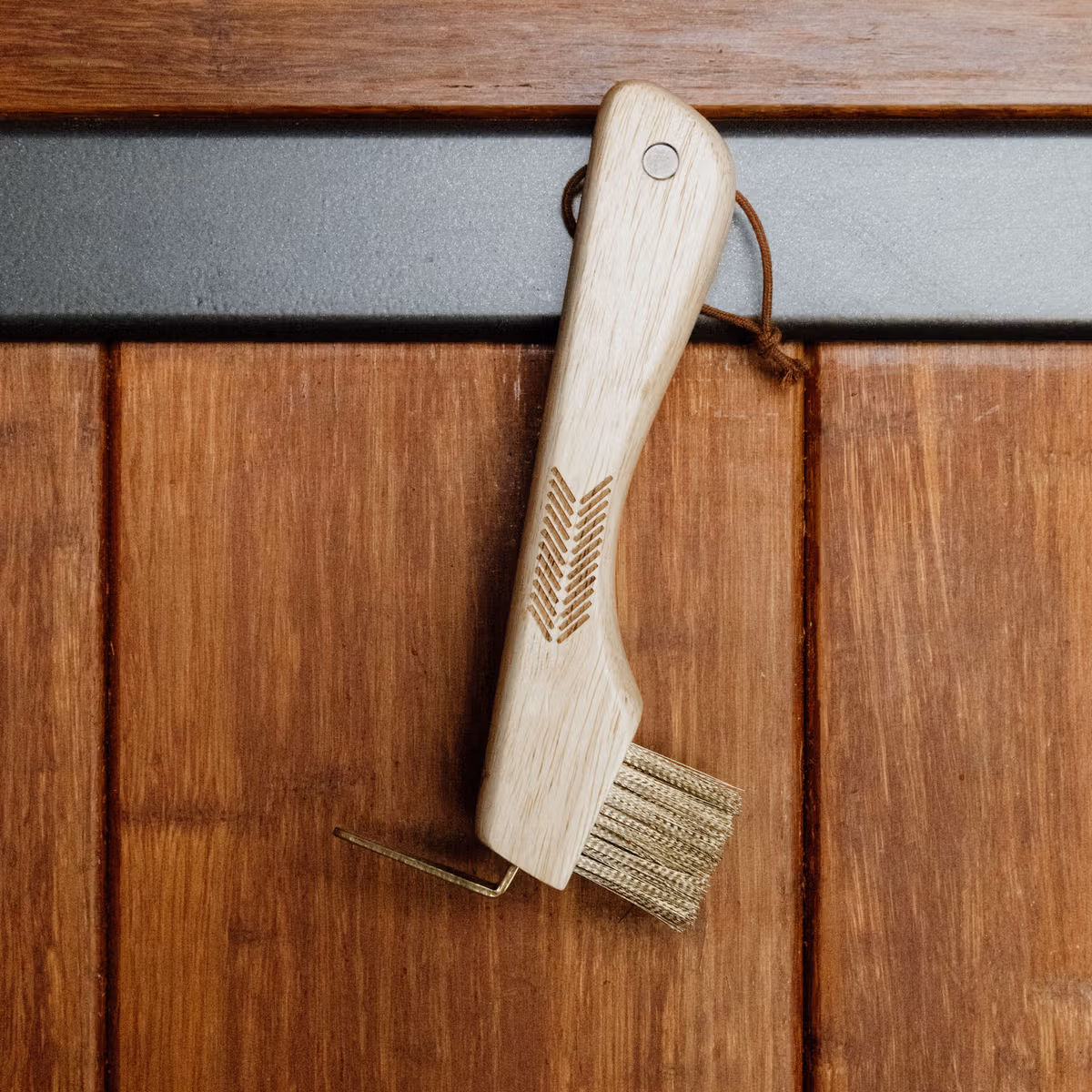 Grooming Deluxe Hoof Pick With Metal Bristle Magnet - Image 2