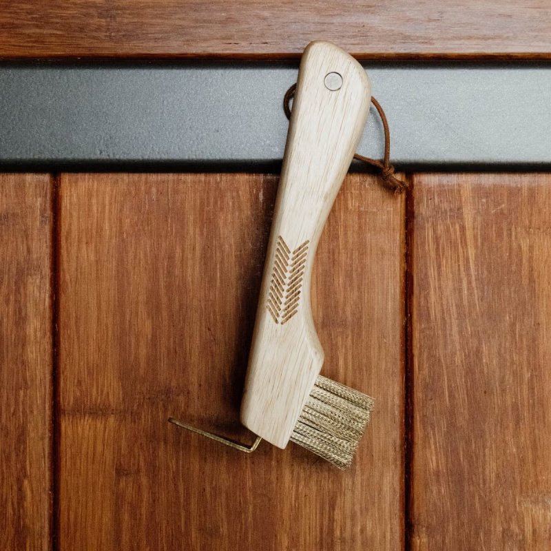 Grooming Deluxe Hoof Pick With Metal Bristle Magnet - Image 3