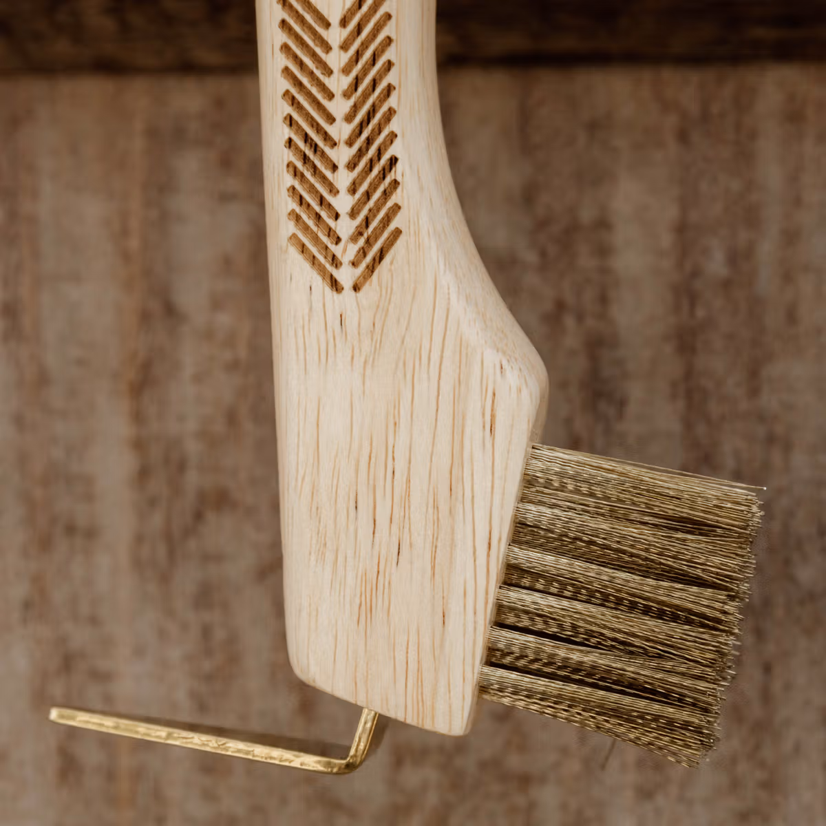 Grooming Deluxe Hoof Pick With Metal Bristle Magnet - Image 3